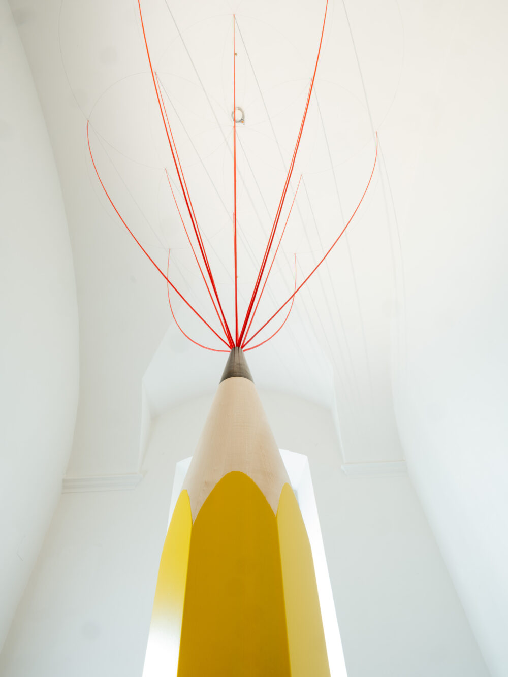 Zenita Komad
 Friedensbaum, 2023
 Objekt Bleistift 130 x 20 cm, Installation mit Schnüren 
Größe variabel