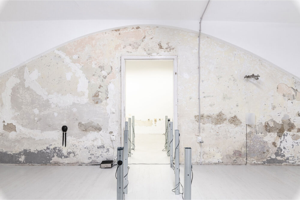 TROST, Doubled Presence in a Disembodied Space, Exhibition view, Anzhelika Palyvoda, Céline Struger, Sofiia Yesakova, Photo: Tom Biela