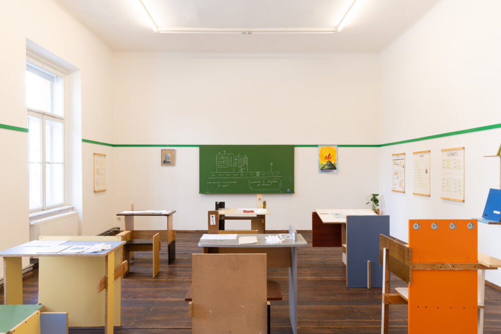 Ex-artists’ collective (Tamás Kaszás & Anikó Loránt), Shelter of Hope (Esperanto Classroom), 2004/06-2026, Foto: Thomas Raggam