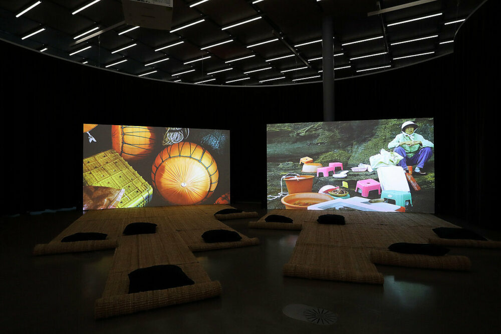 Ausstellungsansicht: Freeing the Voices, Foto: Kunsthaus Graz/J.J. Kucek