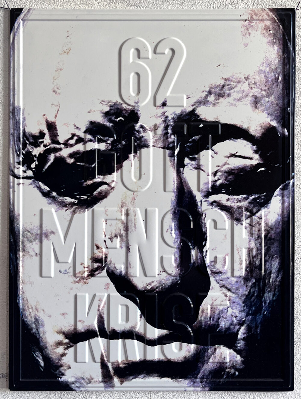 Michael Endlicher, Kopfblech, (GOTT MENSCH KRISE), 2023 Bedrucktes und geprägtes Aluminiumblech, 40x30 cm © Michael Endlicher