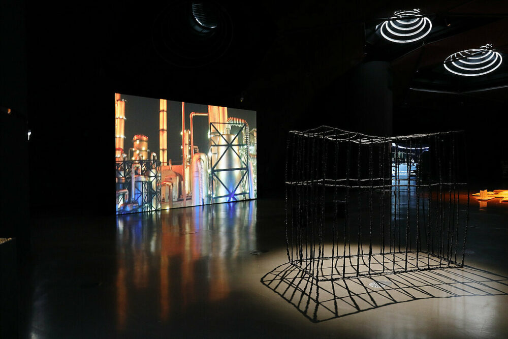 Ausstellungsansicht "Poetics of Power", vorne: Anna Zvyagintseva "The Cage", 2010 und Moniral Al Qadiri "Crude Eye", 2022, Foto: Kunsthaus Graz/J.J. Kucek