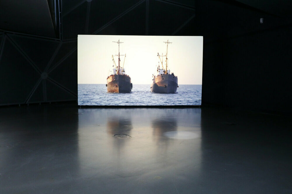Ausstellungsansicht "Poetics of Power", Vajiko Chachkhiani "Lower than the Sky" 2021, Ein-Kanal-Video, Foto: Kunsthaus Graz/J.J. Kucek