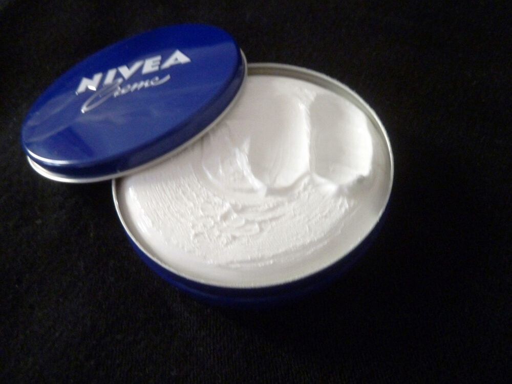EDITION WERKSTADT GRAZ „NIVEA SCHWUR“ mit Zeige- und Ringfinger in frische Nivea Creme geschworen!  (Zollzeichen / Inch), Foto: Joachim Baur, Wien 21.06.2018